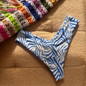 SKATIE MANDI BOTTOM (M) - CASABLANCA 💙